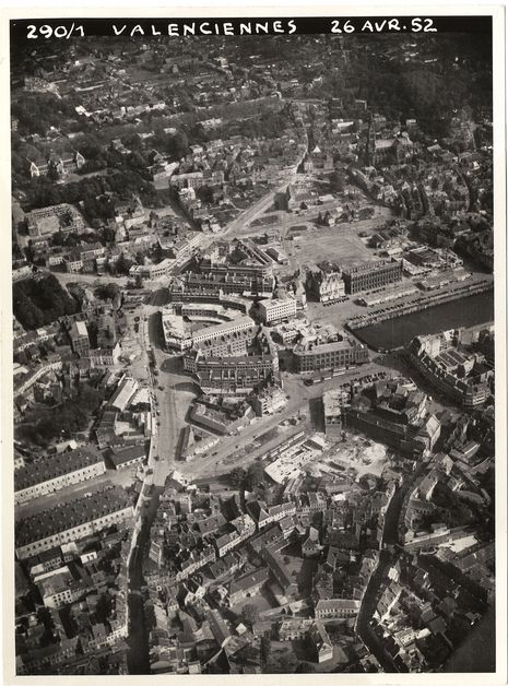 Photo aérienne du centre-ville de Valenciennes, 26 avril 1952