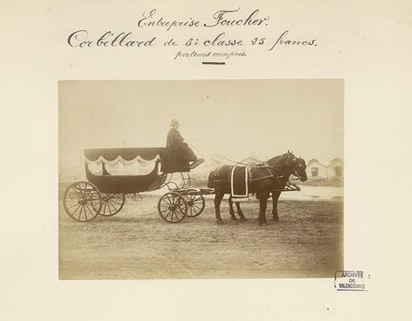 Photographie d’un corbillard de 3e classe proposé par l’entreprise Foucher de Sedan, 1885